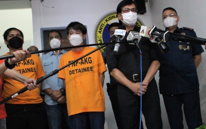 <p><strong>NABBED.</strong> Interior and Local Government Secretary Benjamin Abalos Jr. (2nd from right) presents two kidnapping suspects to the media during a press briefing in Camp Crame, Quezon City on Tuesday night (Sept. 13, 2022). The suspects, Justine Alaraz (left) and Chan Yong Howe (center), were arrested by the Philippine National Police Anti-Kidnapping Group during an operation to rescue a Malaysian woman at the Ninoy Aquino International Airport on Sept. 12, 2022. <em>(PNA photo by Robert Oswald P. Alfiler)</em></p>