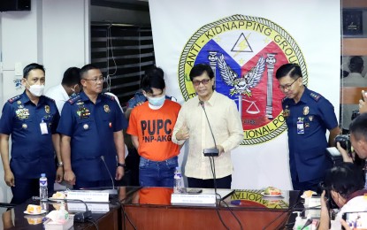 <p><strong>KIDNAPPING SUSPECT NABBED.</strong> Interior Secretary Benhur Abalos (2nd from right) and Philippine National Police chief Gen. Rodolfo Azurin Jr. (2nd from left) present a Chinese kidnapping suspect at a press conference in Camp Crame, Quezon City on Wednesday (Sept. 14, 2022). The suspect was allegedly involved in the kidnapping of 43 foreign nationals. <em>(PNA photo by Robert Oswald P. Alfiler)</em></p>