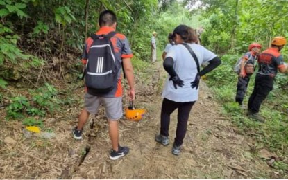 <p><strong>SURFACE MOVEMENT</strong>. Moises Padilla town Mayor Ella Celestina Garcia-Yulo (right), together with personnel of the Municipal Disaster Risk Reduction and Management Office, inspects the ground fissure in Sitio Manaol, Barangay Quintin Remo on Aug. 16, 2022. From Sept. 26 to 30, the Department of Science and Technology-Philippine Institute of Volcanology and Seismology will deploy a team to Negros Occidental to conduct fieldwork in the affected area. <em>(Photo courtesy of the Municipality of Moises Padilla)</em></p>