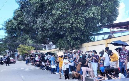 <p><strong>FUND EXHAUSTED</strong>. A long line of hopefuls who wanted to avail of the assistance for students in crisis during the first payout held at the Iloilo Sports Complex on Aug. 20, 2022. The field office of the Department of Social Welfare and Development in Western Visayas announced Wednesday evening (Sept. 14, 2022) that they have no more funds for the particular program so there will be no payout on the last two Saturdays of September. <em>(Photo courtesy of Iloilo City Public Safety and Transportation Management Office FB page)</em></p>