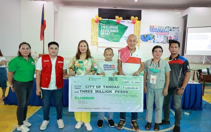 <p><strong>LIVELIHOOD AID.</strong> Tandag City Mayor Roxanne Pimentel (3rd from left) and Surigao del Sur Gov. Alexander Pimentel (3rd from right) lead the distribution of livelihood assistance to 200 residents of the city on Thursday (Sept. 15, 2022). Each of the beneficiary received PHP15,000 cash aid to help them cope with the adverse impact of the Covid-19 pandemic.<em> (Photo courtesy of Tandag CIO)</em></p>
