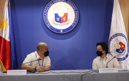 <p><strong>COMPLAINTS</strong>. Department of Education Spokesperson Michael Poa (right) joins Office of the Vice President Spokesperson Reynold Munsayac in a joint press briefing on Thursday (Sept. 15, 2022). Poa gave updates on their recently launched complaint hotline and email, such as the increase in physical abuse complaints in schools that they have been receiving. <em>(PNA photo by Joseph Razon)</em></p>