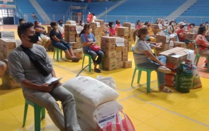 <p><strong>LIVELIHOOD KITS.</strong> Some 40 micro entrepreneurs in Dagupan City receive livelihood kits from DTI-Pangasinan on Wednesday (Sept. 15, 2022). The activity is under DTI’s Pangkabuhayan sa Pagbangon at Ginhawa (PPG) Livelihood Seeding Program.<em> (Photo by Liwayway Yparraguirre)</em></p>