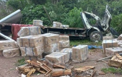 <p><strong>SMUGGLED CIGARETTES.</strong> Three persons are injured as a panel truck loaded with smuggled cigarettes crashes on a tree before reaching its destination Thursday (Sept. 15, 2022) in Dumingag town, Zamboanga del Sur province. The truck, loaded with dried fish, came from Siayan, Zamboanga del Norte.<em> (Photo courtesy of Area Police Command-Western Mindanao)</em></p>