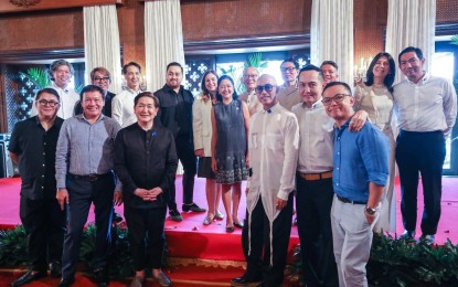 <p><strong>LUNCHEON MEET.</strong> Filipino fashion designers pose for a photo with First Lady Liza Araneta-Marcos during a luncheon at Malacañan Palace on Wednesday (Sept. 14, 2022). The guests toured the Palace. <em>(Photo from First Lady Liza Araneta-Marcos' official Facebook page)</em></p>