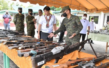 <p><strong>DEACTIVATED GUNS</strong>. President Ferdinand Marcos Jr. looks at the war matériel presented by Maj. Gen. Roy Galido (right), commander of the Army’s 6th Infantry Division (ID), during a visit to the 6ID headquarters in Camp Siongco, Datu Odin Sinsuat, Maguindanao on Thursday (Sept. 15, 2022). The President encouraged the 6ID troopers to keep up the good work. <em>(Photo courtesy of 6ID)</em></p>