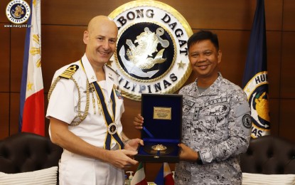 <p>Non-resident Italian defense attaché Navy Capt. Maurizio Pitton (left) and acting Philippine Navy flag-officer-in-command Rear Adm. Caesar Bernard Valencia (right)<em> (Photo courtesy of Philippine Navy)</em></p>