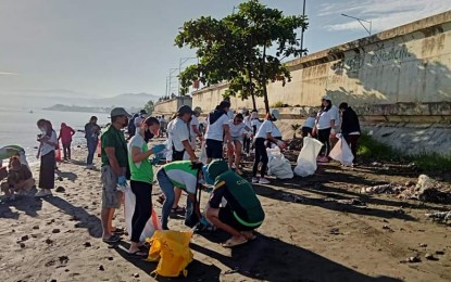 <p><strong>CLEANUP DRIVE.</strong> Volunteers of the Couples for Christ-Misamis Oriental pick up garbage along a Cagayan de Oro City coastline on Saturday (Sept. 17, 2022). Officials of Barangay Bonbon said most of the trash collected were plastic materials. <em>(Courtesy of CFC-MisOr)</em></p>
