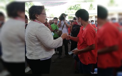 <p><strong>FINANCIAL ASSISTANCE</strong>. Antique Governor Rhodora J. Cadiao hands the PHP5, 000 aid to a person deprived of liberty (PDL) during the turnover ceremony at the Antique Rehabilitation Center (ARC) in San Jose de Buenavista on Monday (Sept. 19, 2022). Cadiao said ithe AICS from the Department of Social Welfare and Development is intended to help the PDLs and their families meet their basic needs. <em>(PNA photo by Annabel Consuelo J. Petinglay) </em></p>