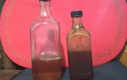 <p><strong>PURE OR NOT?</strong> Honey placed in bottles of an alcoholic beverage is now a subject of discussion at the Baguio City Council after Councilor Lilia Fariñas proposed the imposition of fines on persons found selling adulterated honey. The measure is just one of the many that the city government is implementing to rid the markets of deceiving, mislabeled and adulterated products. <em>(PNA photo by Liza T. Agoot)</em></p>