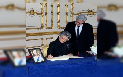 <p><strong>CONDOLENCES</strong>. Irene Romualdez Marcos Araneta signs the book of condolences for the death of Britain’s longest-reigning monarch at the Lancaster House in London on Friday (Sept. 16, 2022) as her husband Greggy Aaraneta looks on. <em>(Contributed photo)</em></p>
