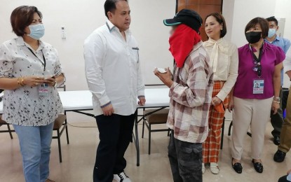 <p><strong>LIVELIHOOD AID.</strong> Pampanga Governor Dennis Pineda (second from left) talks with a former rebel who received livelihood assistance under the Sustainable Livelihood Program of the Department of Social Welfare and Development (DSWD). Pineda, together with other local officials, personally distributed PHP20,000 checks each to 12 former rebels who are all from Arayat town in Pampanga province on Monday (Sept. 19, 2022). <em>(Photo courtesy of the provincial government of Pampanga)</em></p>