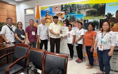 <p><strong>ASSISTANCE</strong>. The Pudpud Agri-Farm Sustainable Livelihood Association (SLPA) represented by its president Rachel Sibua receives the PHP300,000 cheque from Miagao Mayor Richard Garin for their project at the town’s municipal hall on Monday (Sept. 19, 2022). The association is the latest to receive the livelihood grant among the seven associations in Iloilo province’s conflict-vulnerable areas this 2022.<em> (Photo courtesy of Miagao Infocen FB page)</em></p>