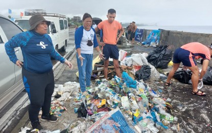 <p><strong>OCEAN CLEANUP.</strong> Nonie Enolva, BFAR-Bicol spokesperson (left), is shown with other participants in the underwater and coastal cleanup in Legazpi City on Sept. 16, 2022. Some 180 kilograms of non-biodegradable and 35 kgs of biodegradable waste were collected during the event, compared to last year's 150 kgs., Enolva said. <em>(Photo courtesy of BFAR-Bicol)</em></p>