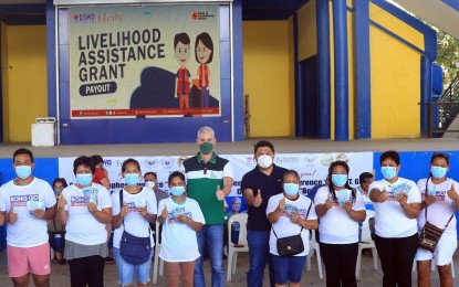 <p><strong>LIVELIHOOD AID</strong>. Negros Occidental Governor Eugenio Jose Lacson (center, left) and E. B. Magalona Mayor Marvin Malacon (right) with some of the recipients of the livelihood grant from the Department of Social Welfare and Development during the payout ceremony at the town public plaza on Sept. 14, 2022. Some 300 vendors were granted assistance under the agency’s Sustainable Livelihood Program-Livelihood Assistance Grant. <em>(Photo courtesy of Municipality of E.B. Magalona, Negros Occidental)</em></p>