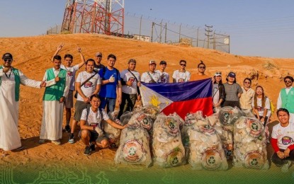 <p><strong>PARTNERSHIP.</strong> In celebration of World Cleanup Day 2022, the Philippine Embassy in Saudi Arabia joins Filipino volunteers for the Saudi Green Initiative and the Association for Surplus Recycling and Grace Preserving at the tourist attraction Red Sand Dunes in Riyadh on Sept. 16, 2022. Filipinos will again be deployed to Saudi starting November 7 after the deployment ban was lifted and the two nations agreed to protect workers’ rights. <em>(Courtesy of PH Embassy in Saudi Arabia Facebook)</em></p>