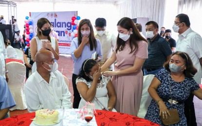 <p><strong>KASALANG BAYAN</strong>. Taguig City Mayor Lani Cayetano chats with a couple who wed during the "kasalang bayan" sponsored by the local government on Wednesday (Sept. 21, 2022). <em>(Photo courtesy of Taguig government)</em></p>