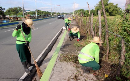<p><strong>EQUAL PAY.</strong> Contractual government employees, like the street sweepers in this undated photo, receive less pay than their "plantilla" counterparts or those holding permanent positions. The Calamba City government in Laguna province aims to raise the salaries of its job order employees to closely approximate the pay received in the private sector. <em>(PNA file photo)</em></p>