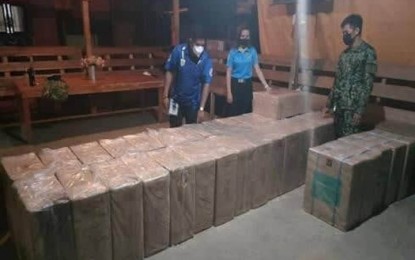 <p><strong>SMUGGLED CIGARETTES.</strong> Policemen and Bureau of Customs (BOC) personnel seize some P2.3 million worth of smuggled cigarettes in separate anti-smuggling operations on Sept. 20 and 21, 2022 in Zamboanga City. The smuggled cigarettes, arrested persons, and motorboat were turned over to the custody of the BOC.<em> (Photo courtesy of Area Police Command-Western Mindanao)</em></p>