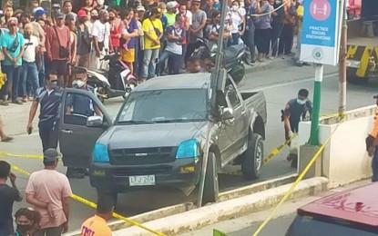 <p class="p1"><span class="s1"><strong>AMBUSH-SLAY.</strong> Police sealed off the crime scene where Maguindanao rice dealer Bon Jovi Sindatok Edzla was shot dead along Quezon Avenue, Midsayap, North Cotabato on Tuesday, Sept. 20, 2022.<span class="Apple-converted-space">  </span>The Midsayap police has launched a manhunt on Edzala’s assailants. (<em>Photo courtesy of Benny Queman, Radyo Bandera-Midsayap</em>)</span></p>
