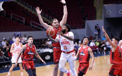 <p><strong>EXPLOSIVE DEBUT</strong>. Myles Powell (11) scores 41 points while holding Cameron Krutwig to just 11 in their PBA debuts during the Blackwater-Bay Area Commissioner's Cup game on Wednesday (Sept. 21, 2022) at the Mall of Asia Arena in Pasay City. Bay Area, a guest team, dominated Blackwater, 137-88. <em>(Photo courtesy of PBA Images)</em></p>