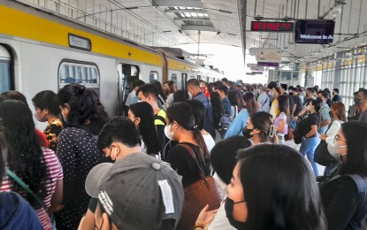 <p>The Antipolo Station of the LRT-2 packed with passengers on September 22, 2022. <em>(PNA photo by Rico H. Borja)</em></p>