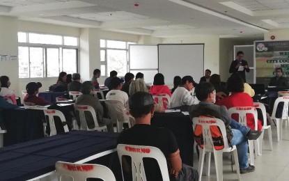 <p><strong>FOOD SUSTAINABILITY</strong>. Danilo Daguio, Department of Agriculture-Cordillera regional technical director for operations, briefs participants during the coordination meeting between the city government, the DA, and the farmer stakeholders on Thursday (Sept. 22, 2022) in Baguio City. Daguio recognized the potential of Baguio’s urban farming industry despite being a highly urbanized city.<em> (PNA photo by Liza T. Agoot)</em></p>