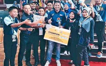 <p><strong>WINNER.</strong> Filipino Grandmaster Rogelio "Joey" Antonio Jr. holds a mock check representing the cash prize he won after topping the FIDE-rated MRSM Tun Mustapha Chess Championship in Sabah, Malaysia on Sept. 18, 2022. Antonio is a veteran of 11 Chess Olympiad. <em>(Contributed photo)</em></p>