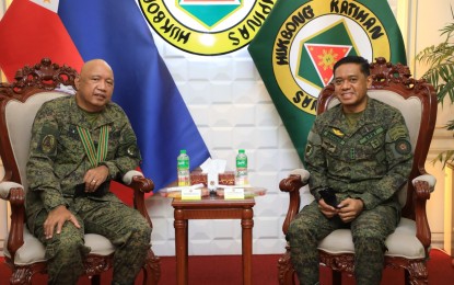 <p>Outgoing AFP deputy chief-of-staff for personnel Maj. Gen. Adriano Perez (left) and Philippine Army commander Lt. Gen. Romeo Brawner Jr. (right) <em>(Photo courtesy of Philippine Army)</em></p>