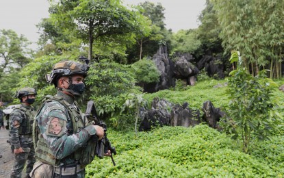 <p><strong>ENSURING SAFETY.</strong> Police officers guarding the Masungi Georeserve in Baras, Rizal on Friday (Sept. 23, 2022) to ensure peace and order in the area. Lawmakers in Rizal province filed a resolution Friday calling for an investigation on the issues surrounding the Masungi Georeserve which they said has disrupted the peace and order situation in the province.<em> (PNA photo by Joey Razon)</em></p>