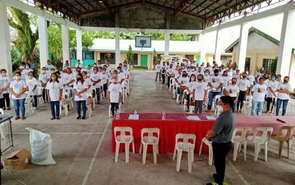 <p><strong>GRADUATES.</strong> Some 111 farmers received certificate of recognition from the City Agriculture Office during the graduation ceremony of the school-on-air (SOA) program on smart rice agriculture regarding vegetable and rice production at the Barangay Gogon covered court on Thursday (Sept. 22, 2022). SOA is the program of the government to help farmers increase their production. <em>(PNA photo by Emmanuel Solis) </em></p>