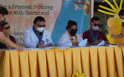 <p><strong>TREATMENT AND LEARNING</strong>. Dr. Bryan Dalid, Davao Regional Medical Center (DRMC) medical center chief II (2nd from L), along with the Department of Education - Tagum City, and House of Hope Foundation for Kids with Cancer Inc. signed a memorandum of agreement on Sept. 16, 2022 for the hospital-based education project and construction of a transient home. Dalid said the project is expected to be completed within the year.<em> (Photo courtesy of DavNor PIO)</em></p>