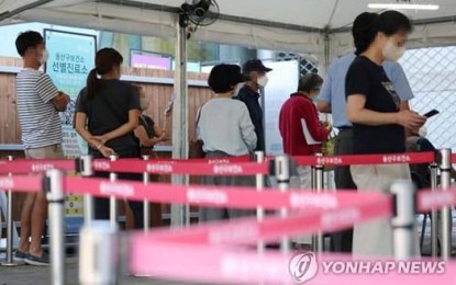 <p>People wait for Covid-19 tests at a testing clinic in Seoul on Sept. 23, 2022. <em>(Yonhap)</em></p>