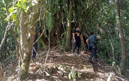 <p><strong>RETRIEVAL SITE.</strong> Troops of the 29th Infantry Battalion discover the remains of New People’s Army leader Rolando Rubilla “Edroy” Leyson Jr. in Jabonga, Agusan del Norte on Wednesday (Sept. 21, 2022). He is believed to have been killed during an encounter on September 14. <em>(Courtesy of 4ID/4th Infantry Diamond Division)</em></p>