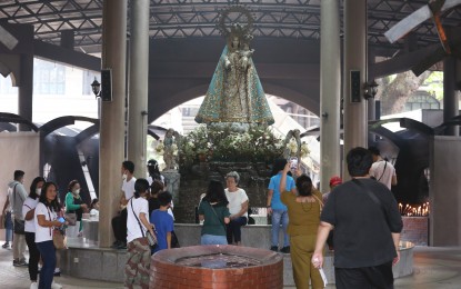 <p><strong>PILGRIMAGE SITE</strong>. Catholic devotees offer prayers at the huge image of Our Lady of the Most Holy Rosary of Manaoag in Pangasinan province on March 22, 2018. The place is a famous pilgrimage site for devotees, especially during the Holy Week. <em>(PNA File photo by Joey Razon)</em></p>