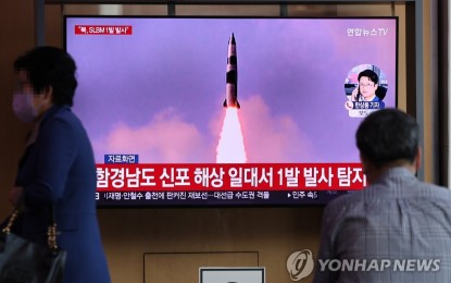 <p>A news report on North Korea's launch of a missile is aired on a television at Seoul Station, in this May 7, 2022, file photo. <em>(Yonhap)</em></p>