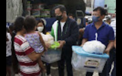 <p><strong>ASSISTANCE.</strong> Governor Daniel Fernando distributes family food packs and non-food items to typhoon victims in Obando town, Bulacan on Monday (Sept. 26, 2022). A total of 1,517 families in the province were displaced by Super Typhoon Karding. <em>(Photo courtesy of Bulacan Public Affairs Office)</em></p>