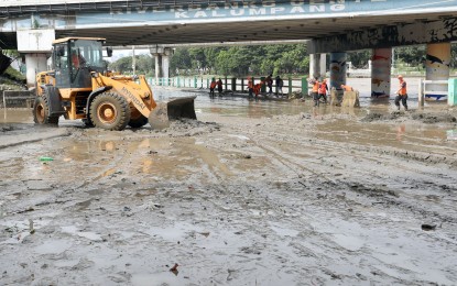 <p><strong>POST-TYPHOON.</strong> Department of Public Works and Highways personnel rid the surrounding areas of Marikina River of mud and trash on Monday (Sept. 26, 2022). The river reached the third alarm (at least 18 meters) near midnight on Sept. 25 due to Super Typhoon Karding, necessitating evacuation. <em>(PNA photos by Joey O. Razon)</em></p>