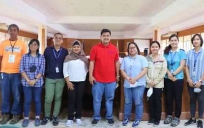<p><strong>LANDSLIDE WARNING SYSTEM.</strong> North Cotabato Board Member Ryl John C. Caoagdan, representing Governor Emmylou Mendoza (center) poses for a photo after members of the Department of Science and Technology–Philippine Institute of Volcanology and Seismology introduced the DYNASLOPE project that will help alert villagers to possible landslide incidents at mountain communities on Sept. 23, 2022. The DYNASLOPE serves as an early warning system for landslides. <em>(Photo courtesy of North Cotabato PIO)</em></p>