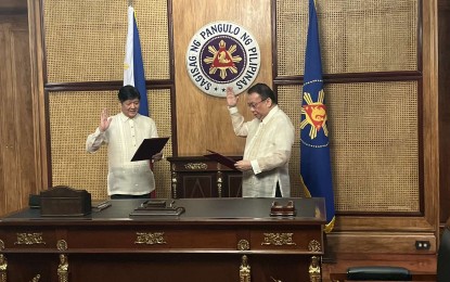 <p><strong>SWORN IN.</strong> Pres. Ferdinand Marcos Jr. administers the oath of office of former Chief Justice Lucas Bersamin in Malacañang on Tuesday (Sept. 27, 2022). Bersamin replaced Victor Rodriguez who is currently serving as Presidential Chief of Staff. <em>(OPS photo)</em></p>