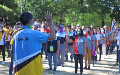 <p><strong>COMMUNITY HELP</strong>. A barangay watcher in Pagalungan, Cagayan de Oro City leads fellow village workers in reciting the pledge of duty in this 2022 file photo. Bicol Saro Party-list Rep. Brian Raymund Yamsuan has proposed the grant of Christmas bonuses and other incentives to village watchers in recognition of their roles in maintaining peace and order.<em> (Contributed file photo)</em></p>