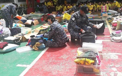 <p><strong>INSPECTION.</strong> Joint personnel from the Philippine Drug Enforcement Agency and the Philippine National Police conduct a thorough search of the personal possessions and the detention cells of persons deprived of liberty at the Baguio City Jail Male Dorm on Tuesday (Sept. 27, 2022). No illegal drugs were found during the greyhound search operations at the facility. <em>(PNA photo by Liza T. Agoot)</em></p>