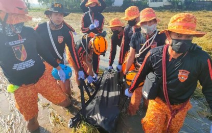 <p><strong>6TH DROWNING VICTIM</strong>. A drowning victim was recovered in San Miguel, Bulacan on Tuesday (Sept. 27, 2022). The body of Daniel Sarmiento, 62, of Barangay Cambio was retrieved by personnel of the Bureau of Fire Protection-Special Rescue Force Region 3. <em>(Courtesy of Bureau of Fire Protection-Region 3)</em></p>