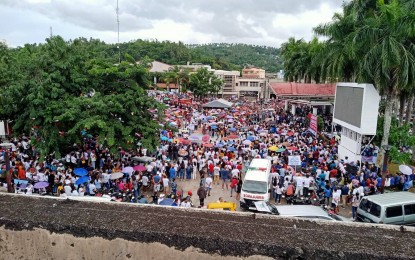 <p><strong>SUPPORT RALLY</strong>. Some 10,000 supporters of Albay Governor Noel Rosal coming from across the province hold a prayer rally at the Peñaranda Park in Legazpi City on Monday afternoon (Sept. 26, 2022). On Sept. 19, the Commission on Elections First Division issued a resolution disqualifying Rosal for handing out cash assistance within the 45-day election ban. <em>(Photo by Emmanuel Solis)</em></p>
