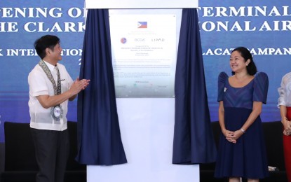 <p><strong>NEW PASSENGER TERMINAL.</strong> President Ferdinand "Bongbong" Marcos Jr. (left) and his wife, First Lady Liza Araneta-Marcos (right) unveil the building marker of the Clark International Airport’s new passenger terminal building. Marcos said the opening sends a “strong signal” to the world that the Philippines is open for business. <em>(PNA photo by Rey Baniquet)</em></p>