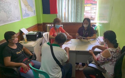 <p><strong>FARM TO MARKET</strong>. The Department of Agrarian Reform in Quezon Province facilitates the signing of a memorandum of agreement between the Samahan ng Nagkakaisang Magsasaka ng Barangay Bilucao Inc. in Pitogo, Quezon, and Elsa Luz, a private wholesale buyer, and trader from the Gumaca public market. DAR is targeting to connect farmers' organizations to the private sector for direct partnerships. <em>(Photo courtesy of DAR) </em></p>