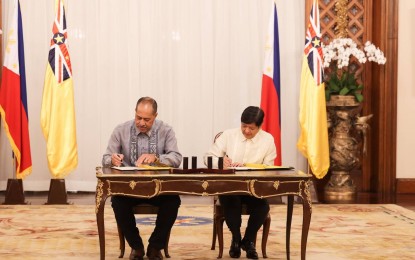 <p><strong>FORGING TIES.</strong> President Ferdinand "Bongbong" Marcos Jr. and Niue Prime Minister Dalton Emani Makamau Tagelagi sign a joint communiqué for the formal establishment of diplomatic relations between the Philippines and the Pacific Island nation on Tuesday (Sept. 27, 2022) at the Reception Hall of Malacañan Palace. The two leaders expressed hope that the diplomatic ties between the Philippines and Niue would grow. <em>(Photo from PBBM's official Facebook page)</em></p>