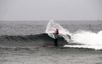 <p><strong>CONQUERING THE WAVES.</strong> A surfer braves a huge curl during the opening of the 1st Mayor Sol’s National Surfing Competition at the Cloud 9 surfing site in General Luna town in Siargao Island, Surigao del Norte province, on Wednesday (Sept. 28, 2022). Some 140 surfers across the country are competing in the event slated until Oct. 1, which serves as a pre-qualifier for the 26th Siargao International Surfing Cup next month. <em>(PNA photo by Alexander Lopez)</em></p>