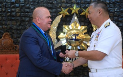 <p>Australia Ambassador for Counter Terrorism Roger Noble and Armed Forces of the Philippines acting vice chief-of-staff Vice Admiral Rommel Anthony Reyes<em> (Photo courtesy of AFP)</em></p>