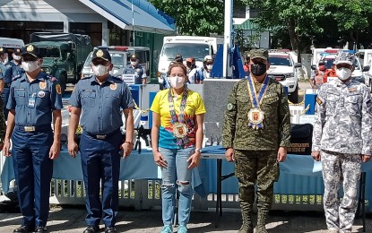 <p><strong>SEND-OFF</strong>. Masskara Festival director Pinky Mirano-Ocampo (center) with Col. Thomas Joseph Martir (2nd from left), director of Bacolod City Police Office; Brig. Gen. Inocencio Pasaporte, commander of the Philippine Army’s 303rd Infantry Brigade; Commander Joe Luviz Mercurio (right), head of Coast Guard Station-Northern Negros Occidental; and Lt. David Cachumbo Jr., deputy director for operations of BCPO, during the send-off of troops and resources for the 43rd Masskara Festival at the BCPO headquarters on Thursday (Sept. 29, 2022). An initial 1,165 troops from the Philippine National Police and other law enforcement agencies will be deployed to secure the three-week festival. <em>(PNA photo by Nanette L. Guadalquiver)</em></p>